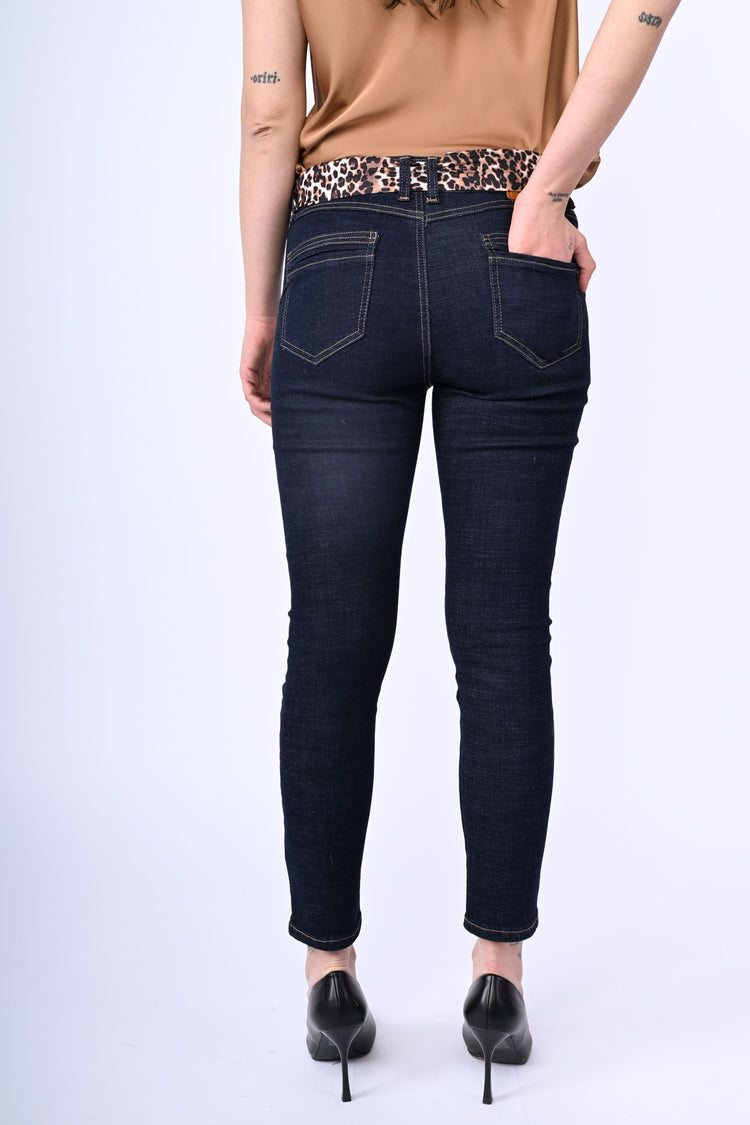 Jeans con fascia in vita animalier