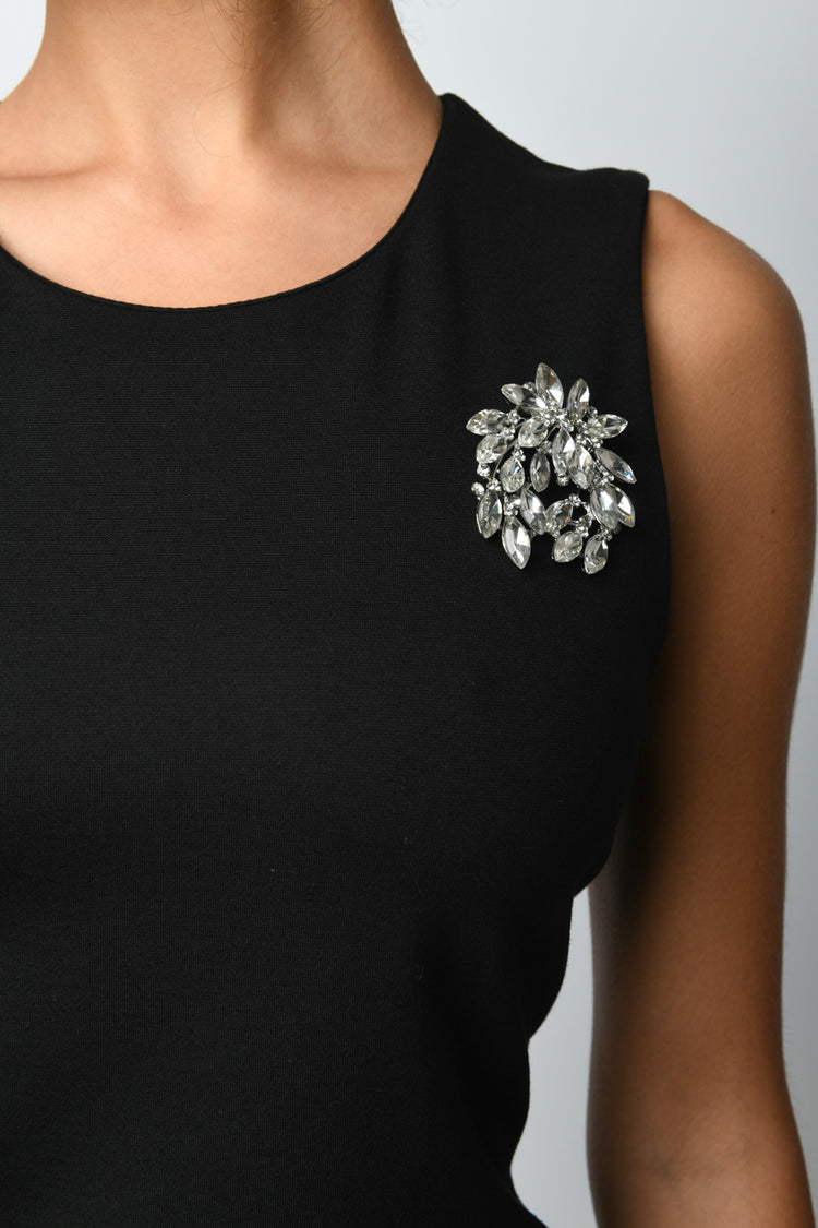 Abito a tubino con spilla