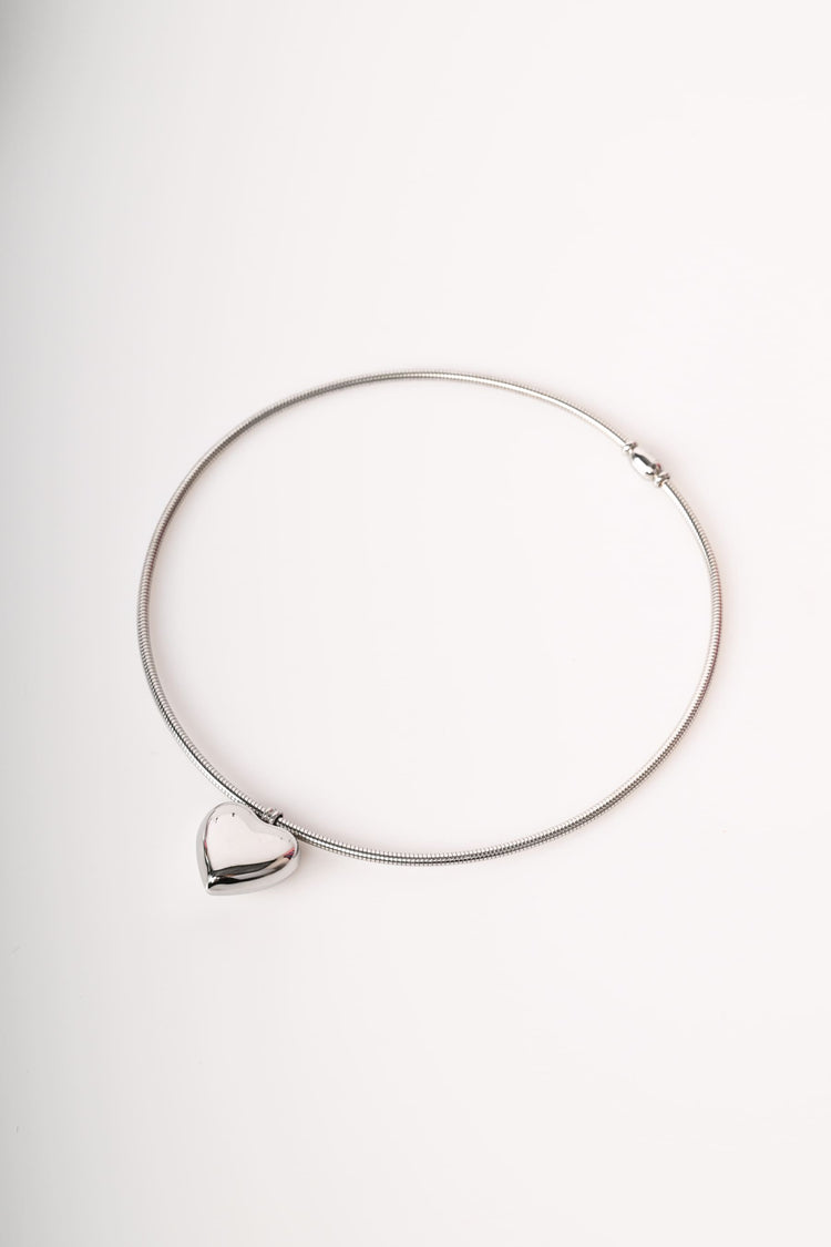 Collana rigida con pendente a cuore