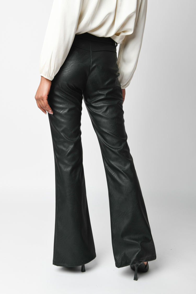 Pantaloni in similpelle con spacchi