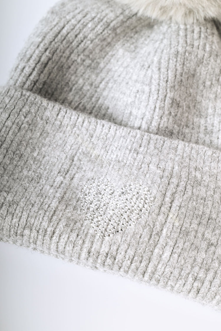 Berretto con pompon e cuore in strass