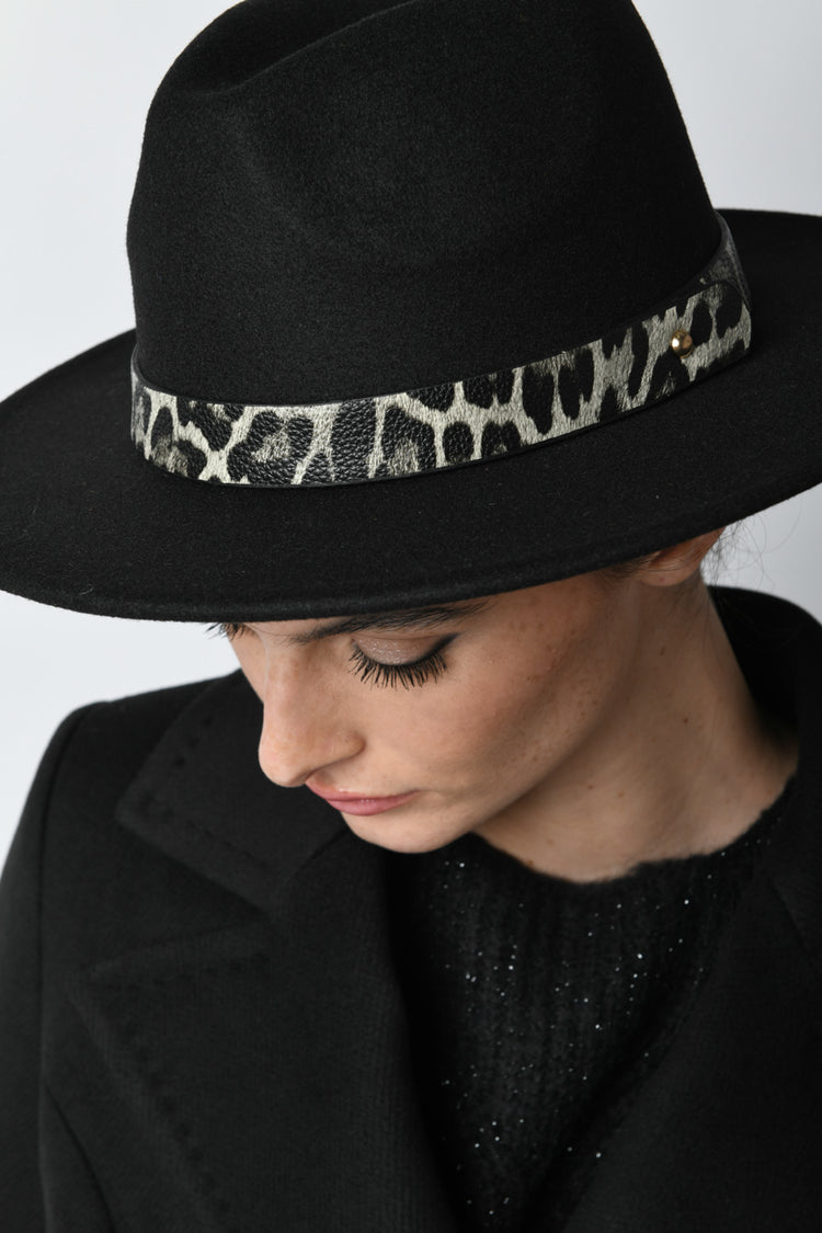 Cappello con cinturino animalier