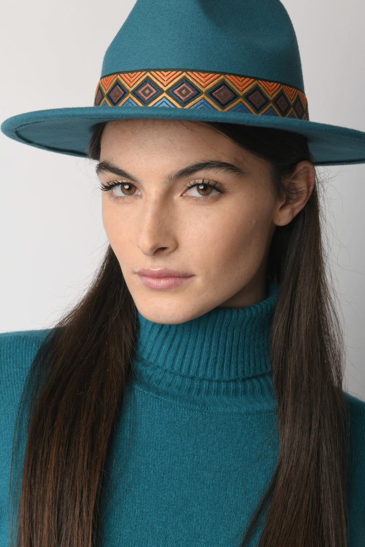 Cappello con cinturino etnico