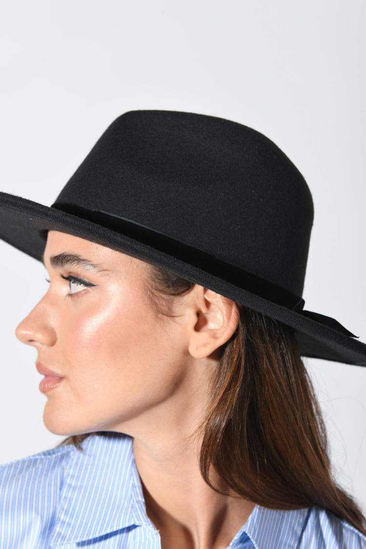 Cappello con cinturino in gros-grain