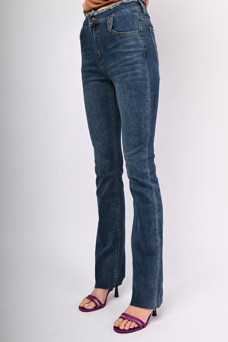 Jeans con vita sfrangiata