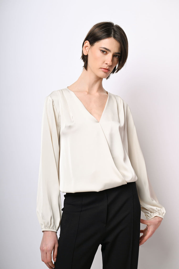 Blusa in raso con scollo incrociato