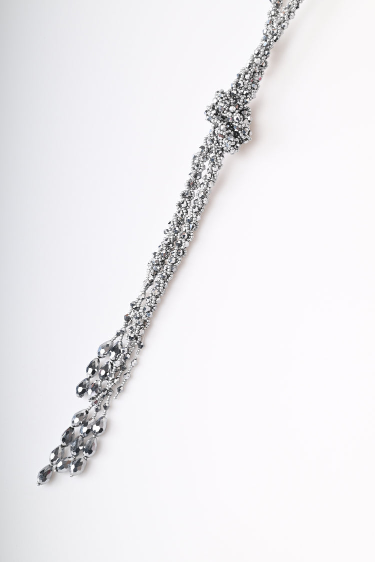 Collana lunga con perline e nodo