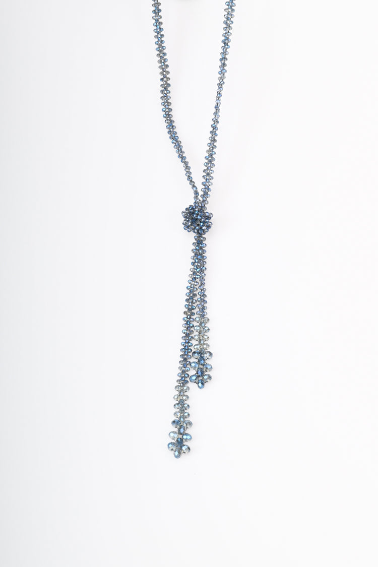 Collana lunga con perline e nodo