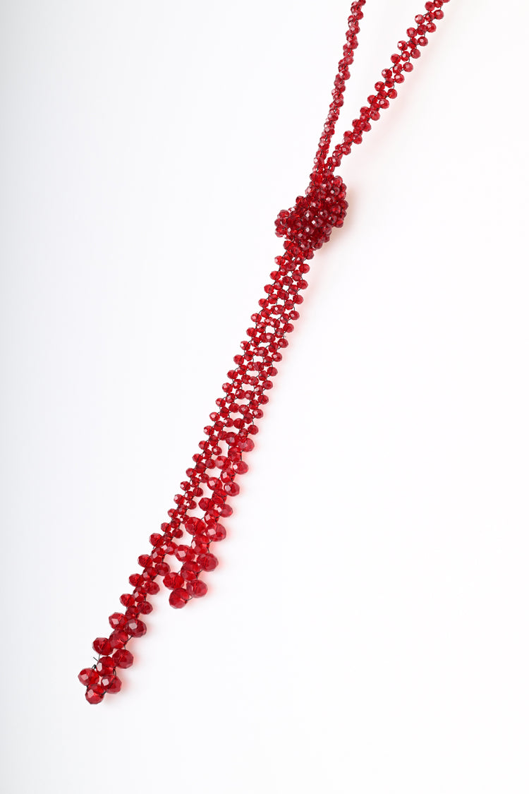 Collana lunga con perline e nodo