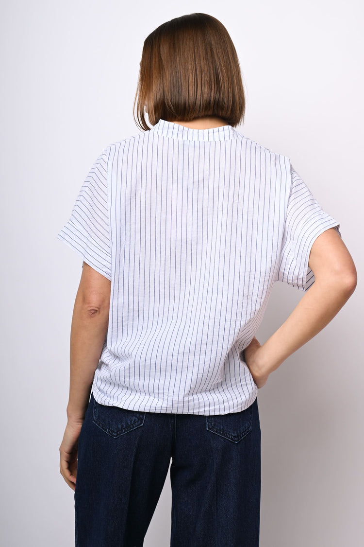Camicia a righe con nodo