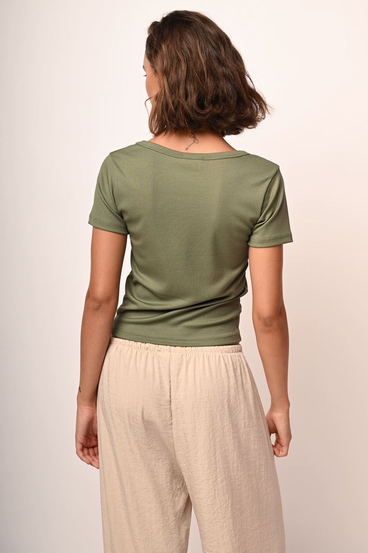 T-shirt con scollo a V a costine