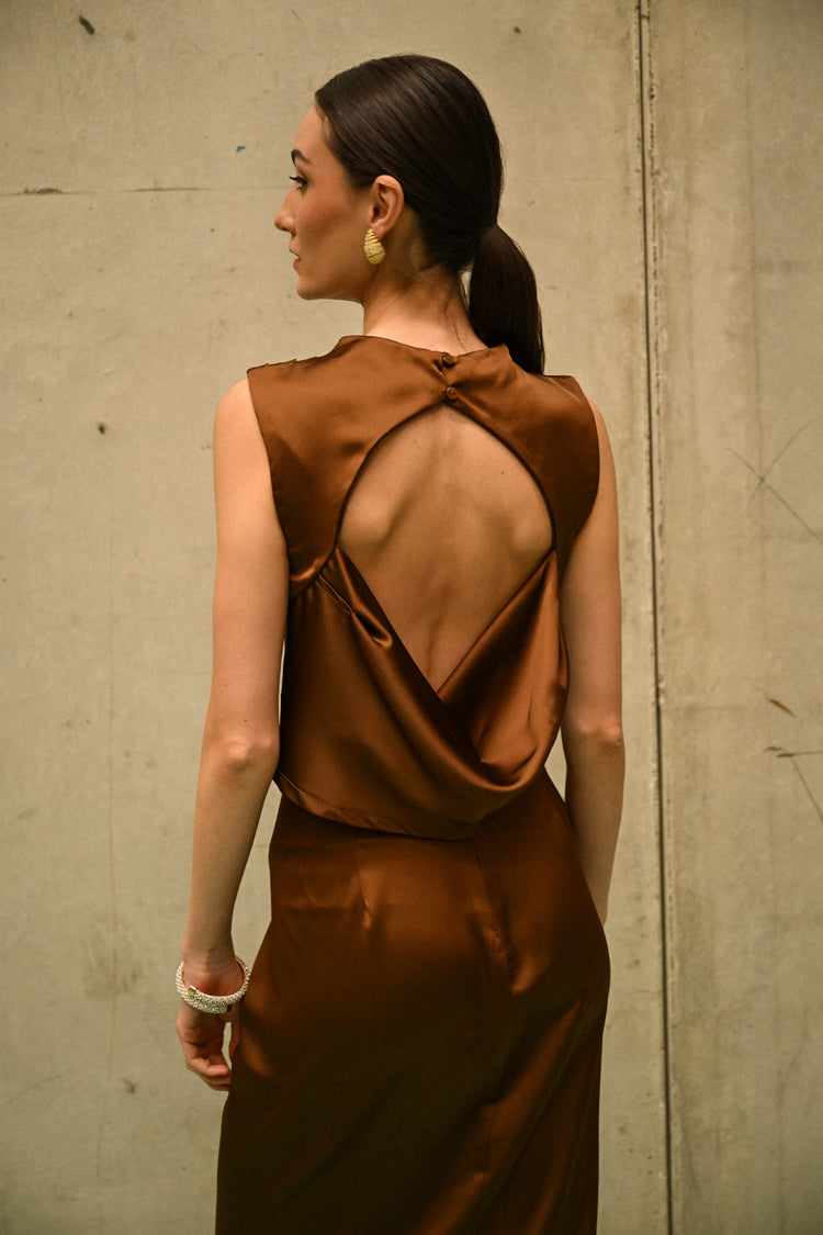 Top in raso con cut-out sul retro