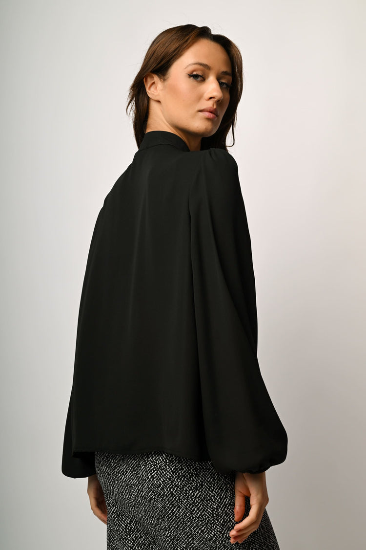 Blusa con bottoni sulla spalla