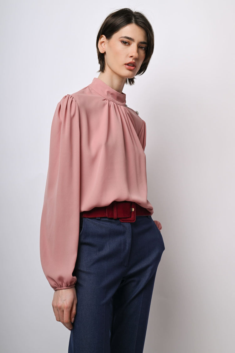 Blusa con bottoni sulla spalla
