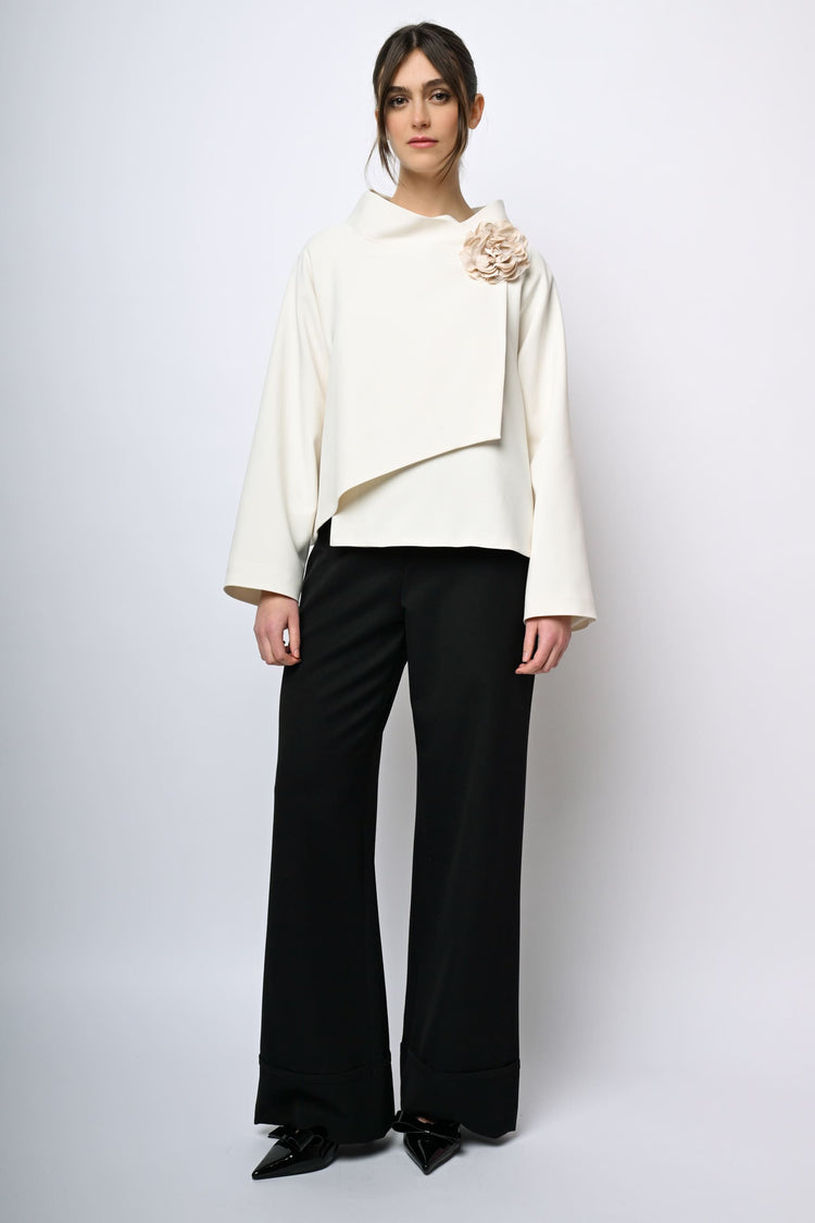 Cappa con bottone a spilla floreale