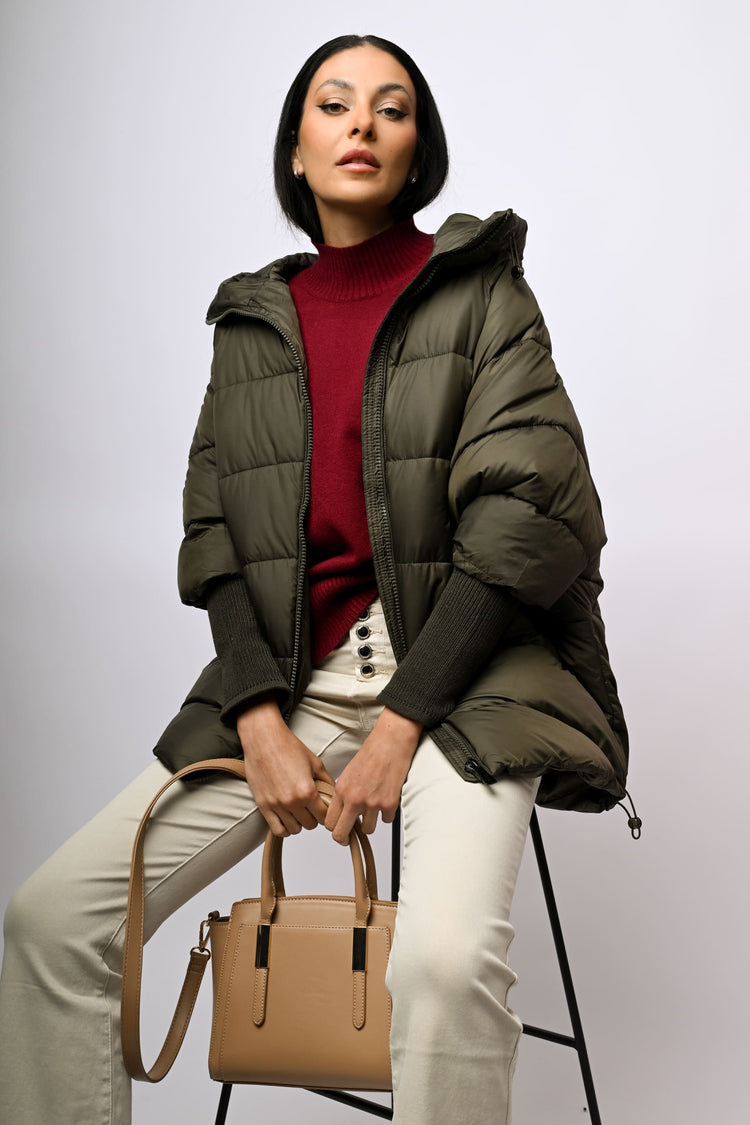 Piumino con cappuccio e manicotti in maglia