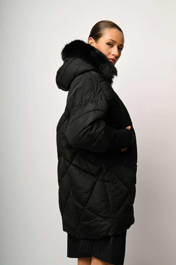 Piumino oversize con cappuccio in faux fur