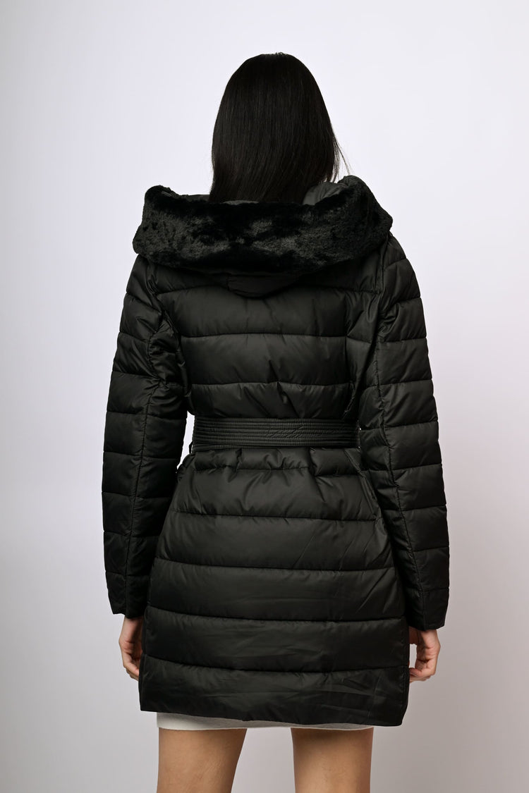 Piumino con cintura e cappuccio in faux fur