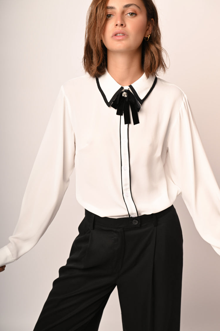 Camicia con fiocco e profili a contrasto