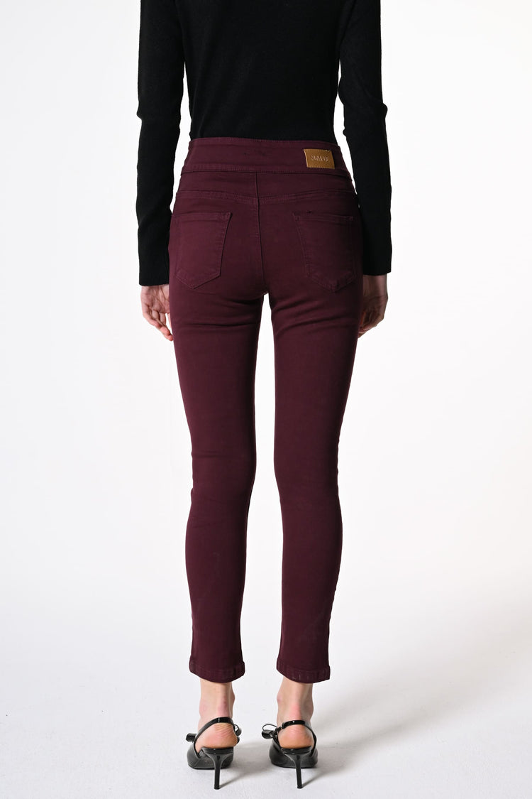 Jeans skinny con bottoni gioiello