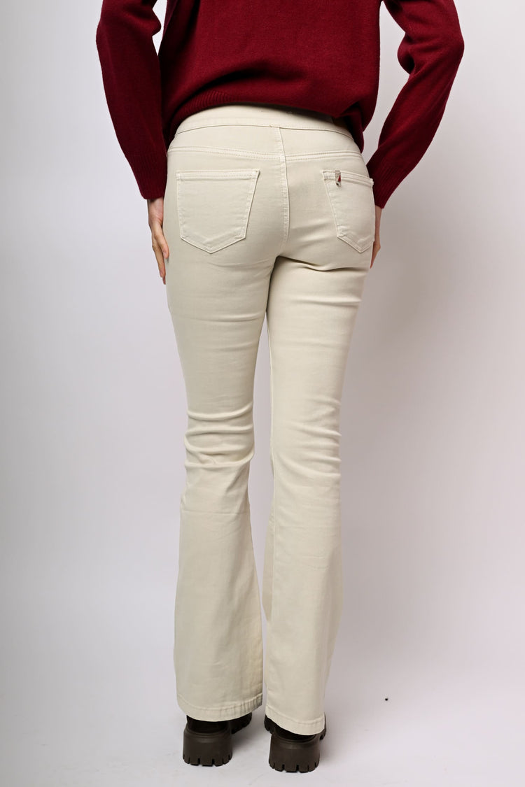 Jeans svasati con bottoni gioiello