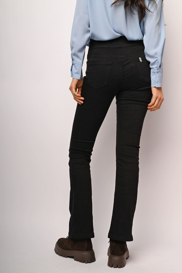 Jeans svasati con bottoni gioiello