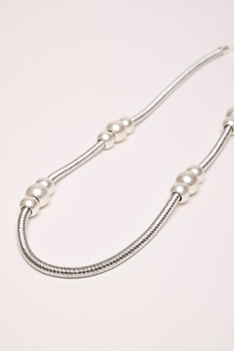 Collana lunga con perle