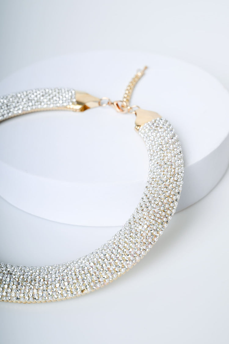 Collana rigida con perline e strass