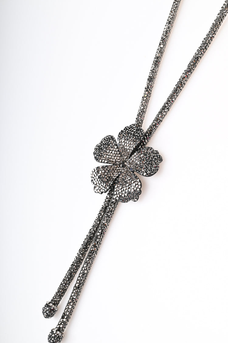 Collana lunga con fiore