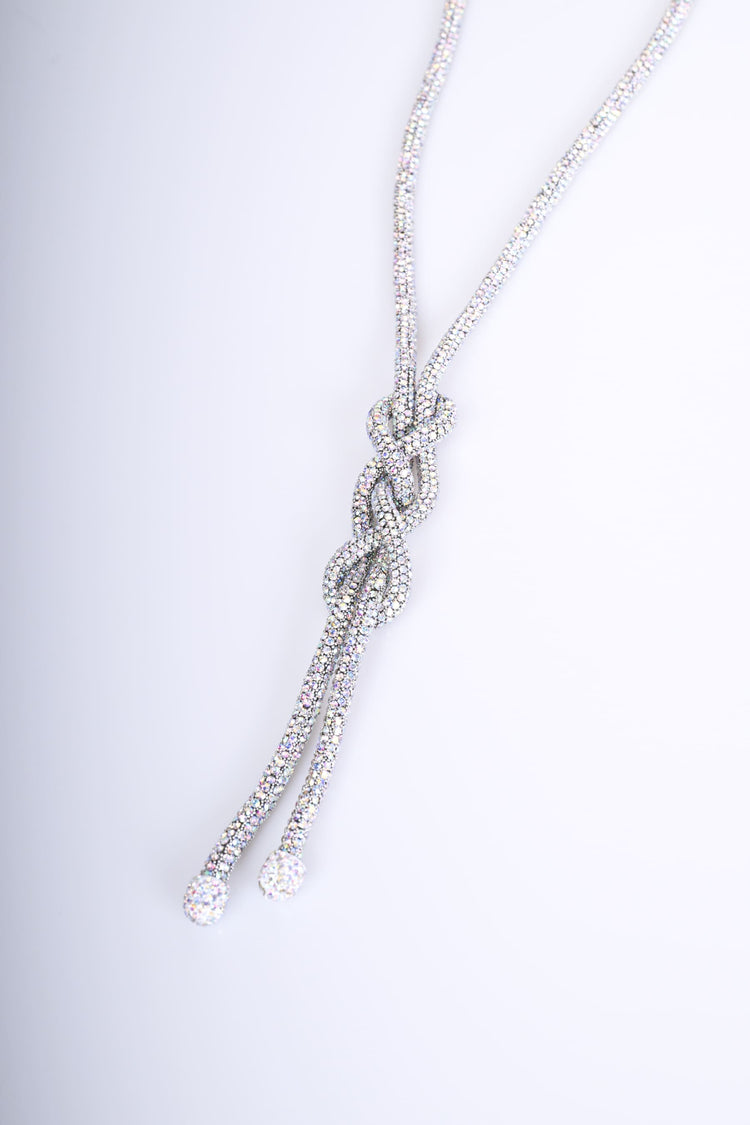 Collana lunga con nodo intrecciato