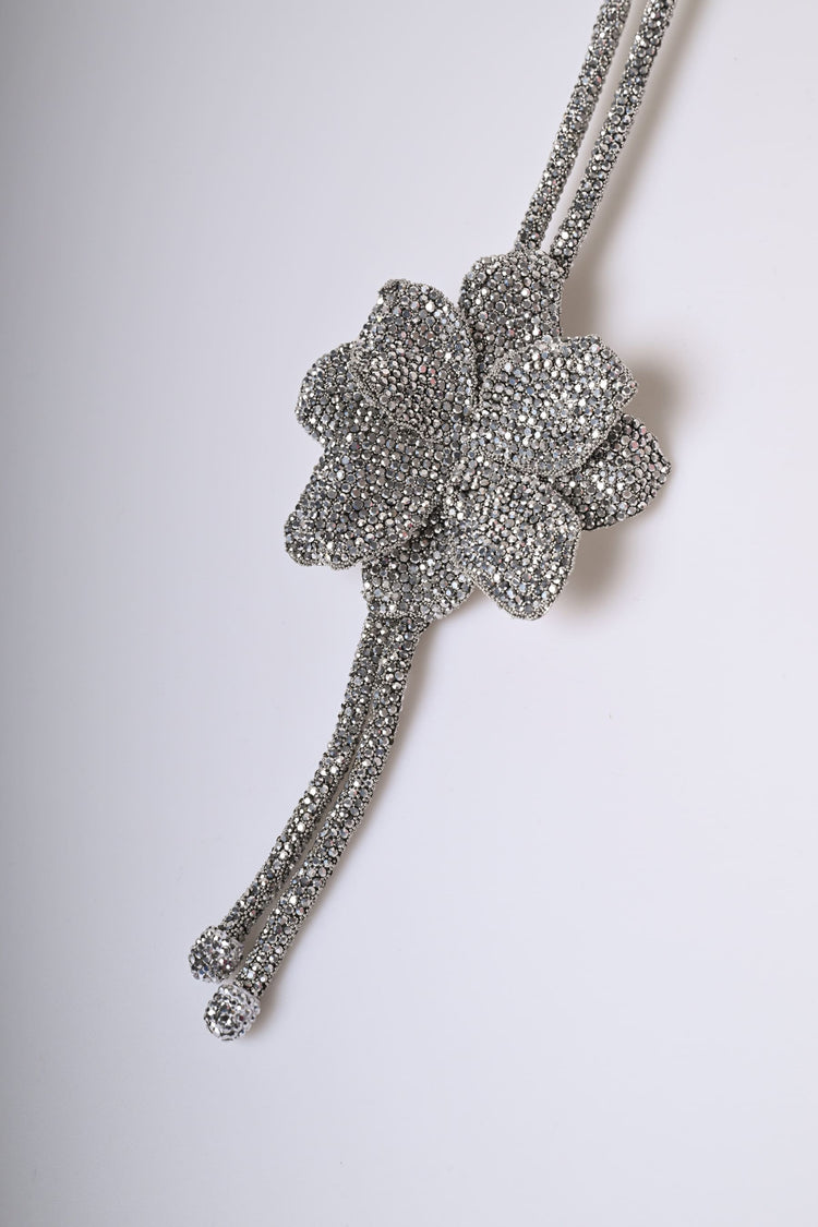 Collana lunga con fiore e strass