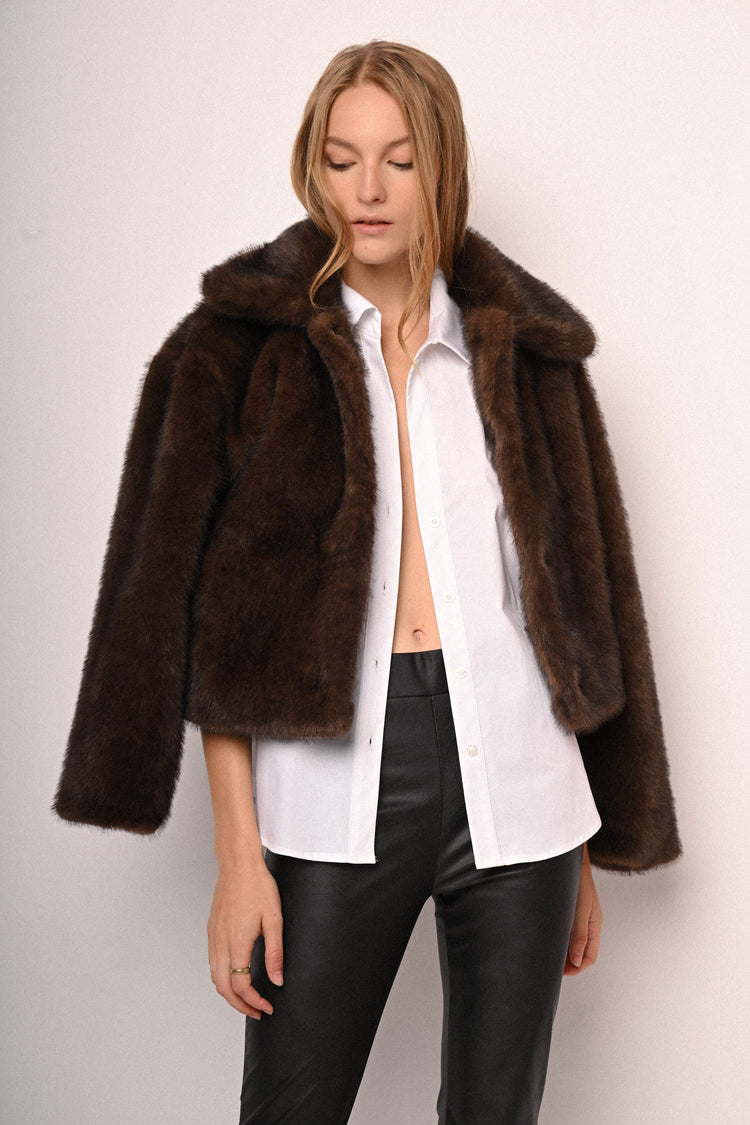Giacca in faux fur con bottone gioiello