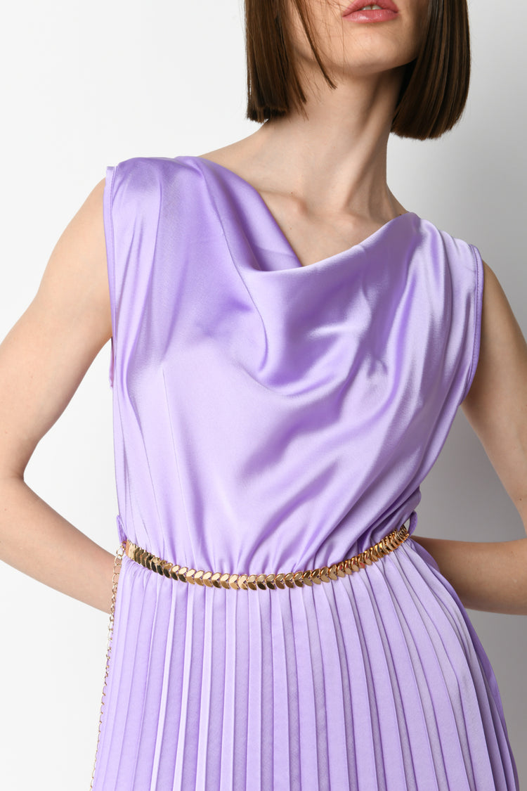 Abito in raso plissé con cintura