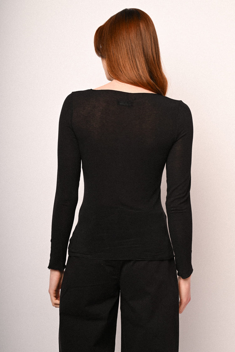Top basic con scollo a barchetta