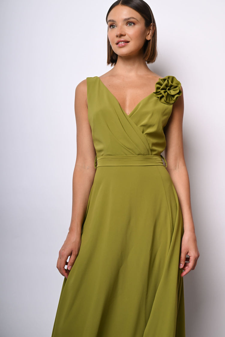 Abito lungo con cintura e rosa 3D