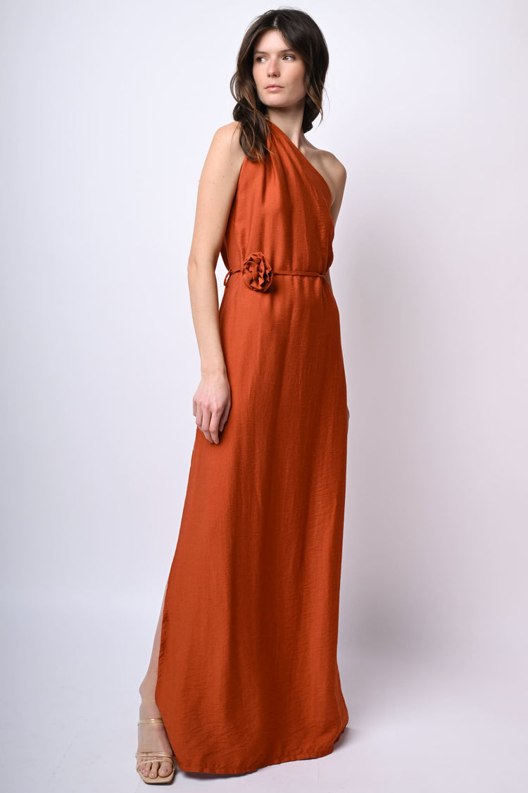 Abito lungo monospalla con cintura e rosa 3D