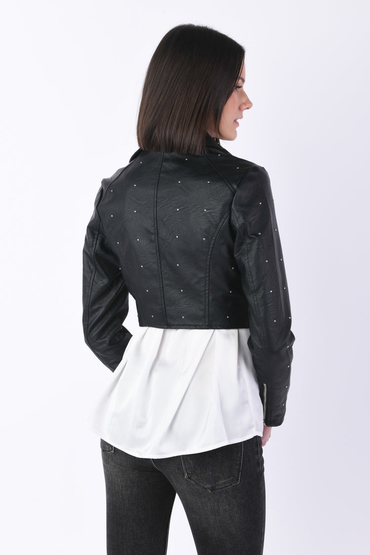 Giacca crop in similpelle con borchie