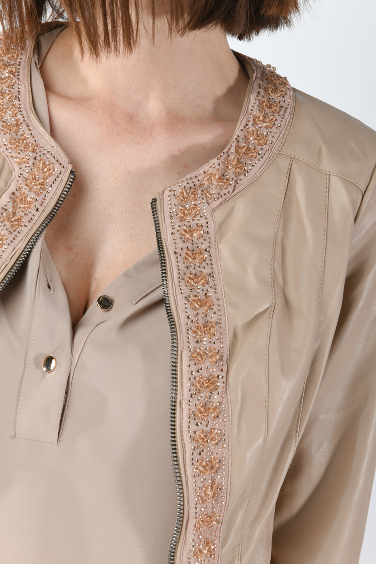 Giacca crop in similpelle con strass