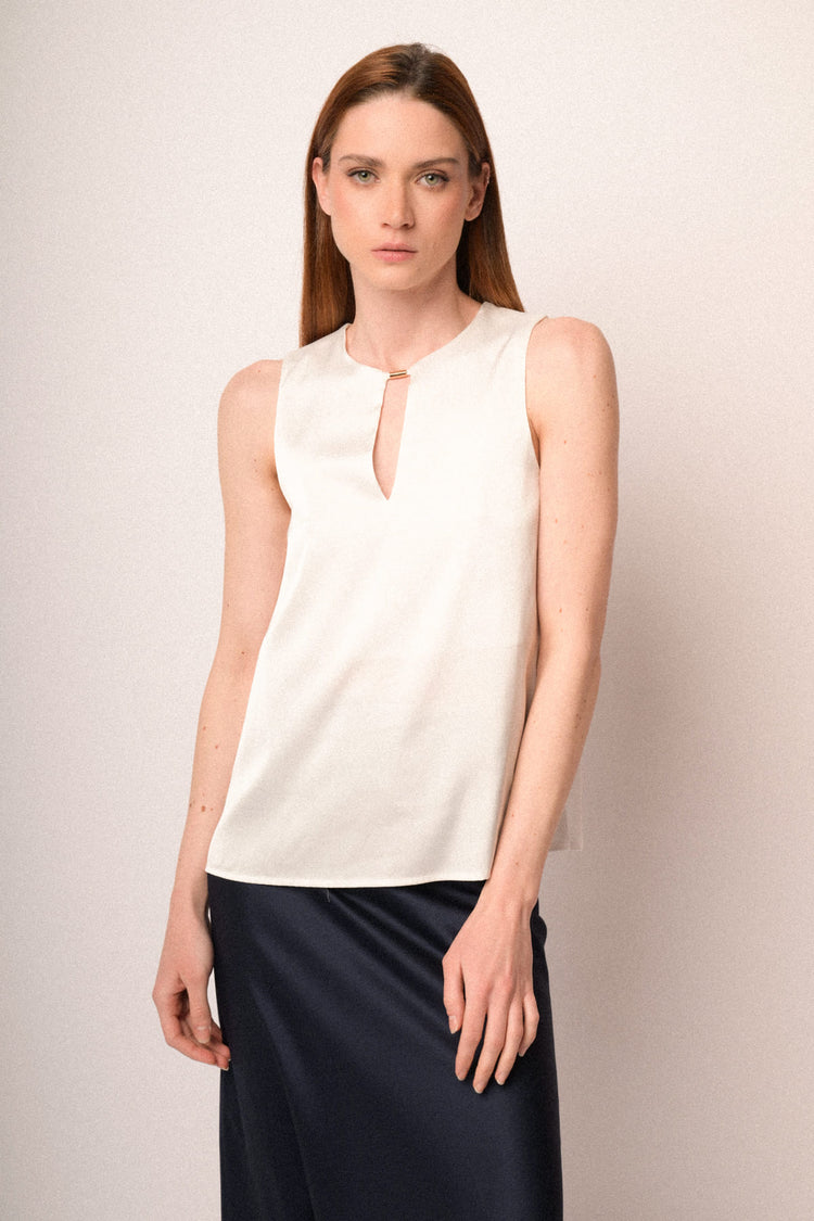 Top smanicato in raso bianco con scollo a goccia