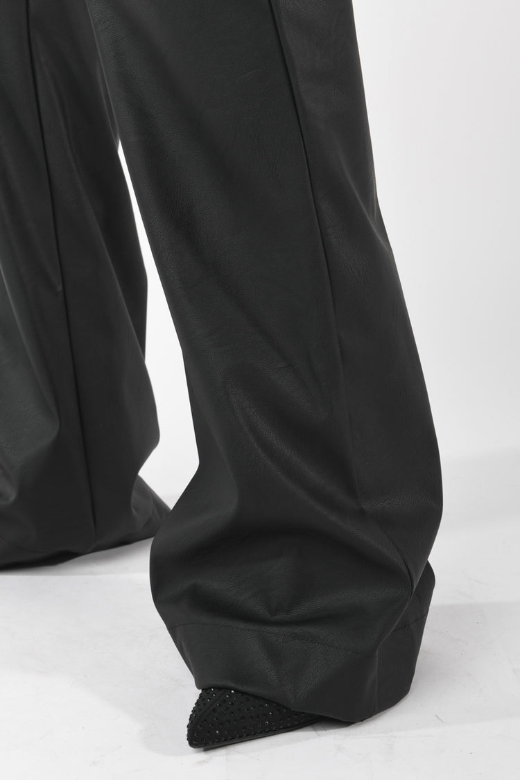 Pantaloni similpelle a zampa