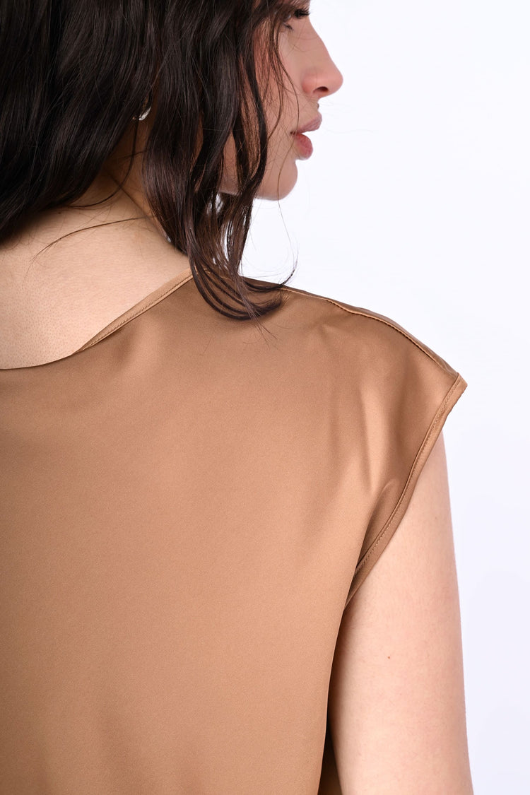 Top in raso con scollo a V