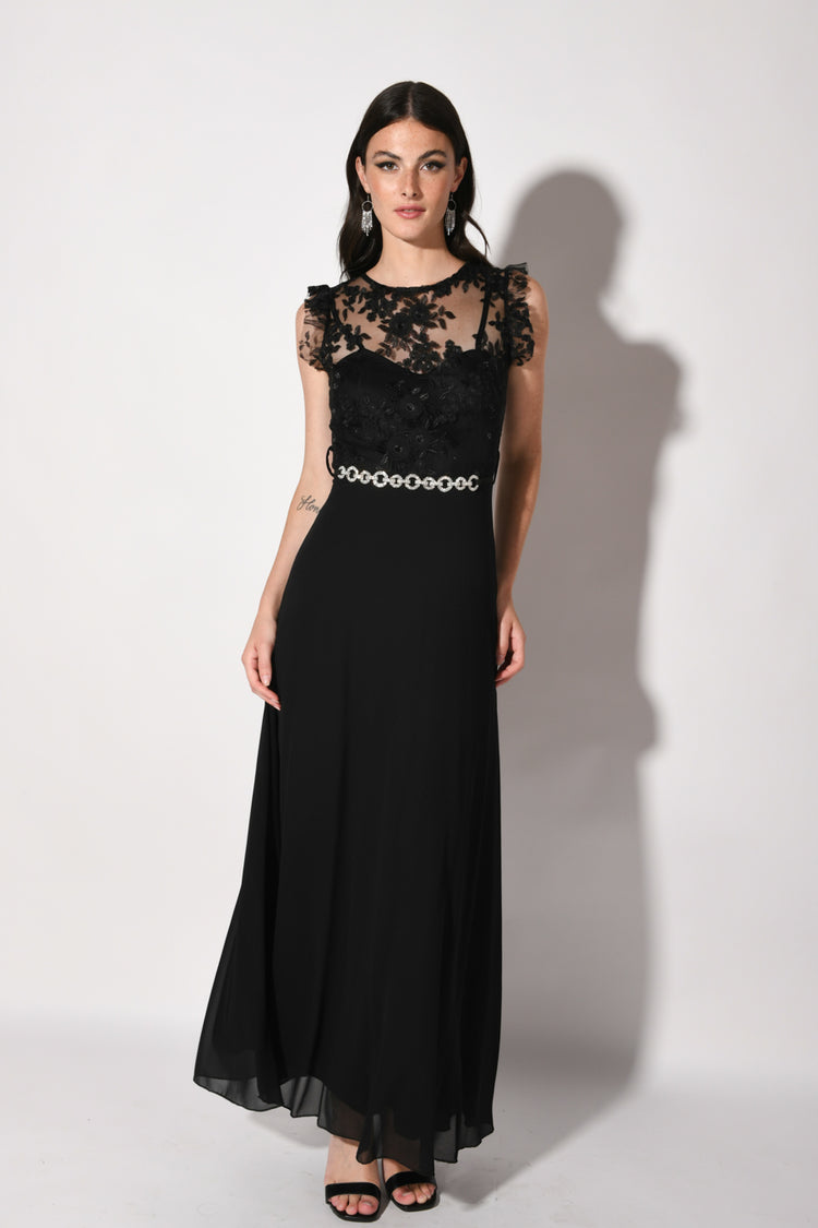 Abito lungo con pizzo e cintura