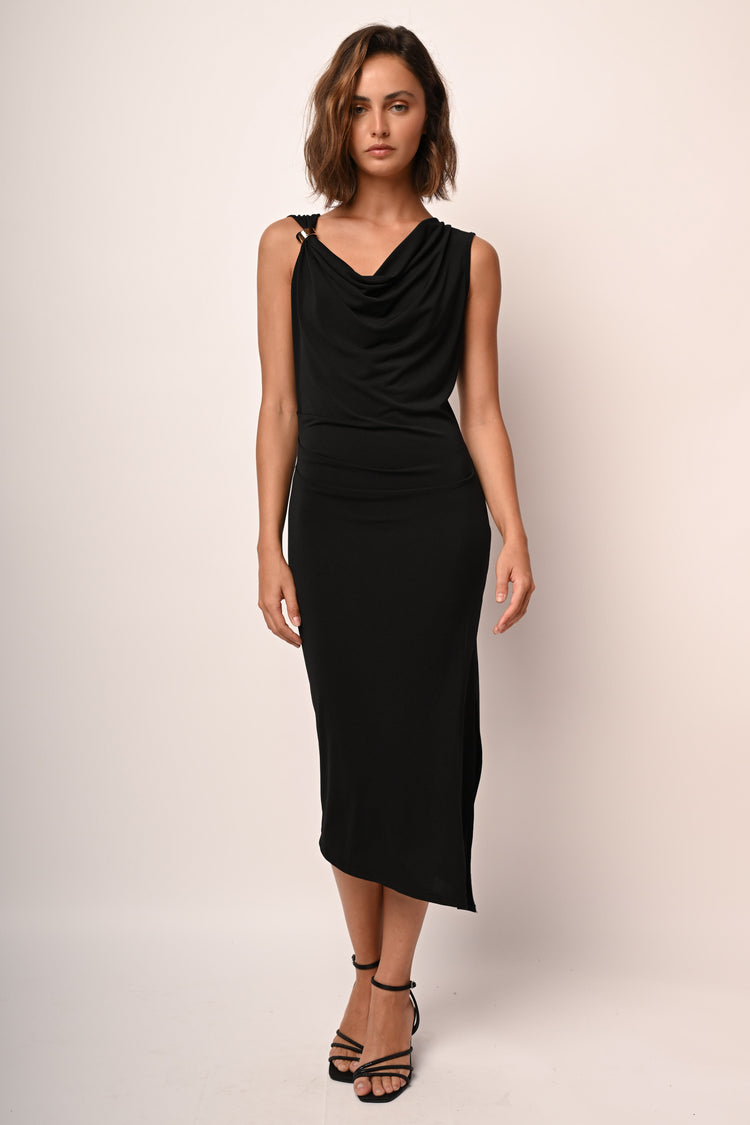 Abito a tubino drappeggiato e asimmetrico