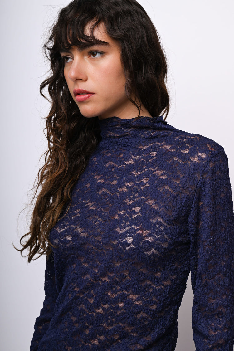 Top in pizzo con scollo a cratere