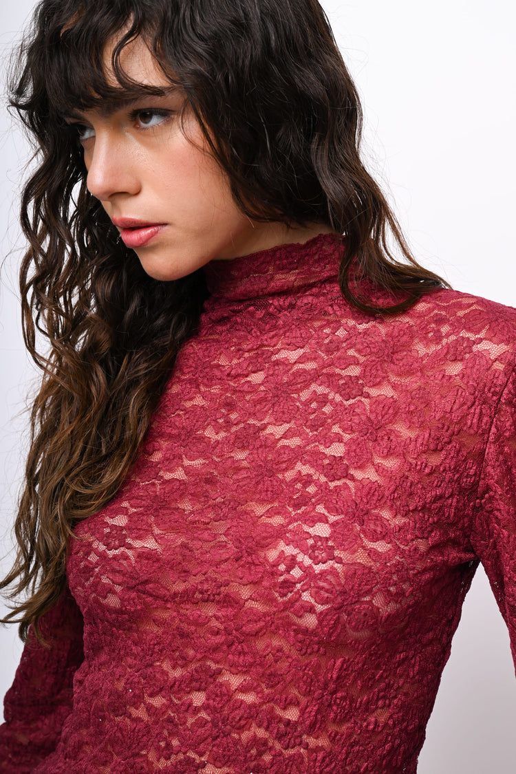 Top in pizzo con scollo a cratere