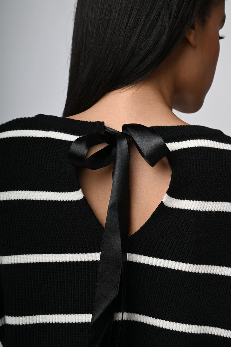 Pull a righe con fiocco sul retro