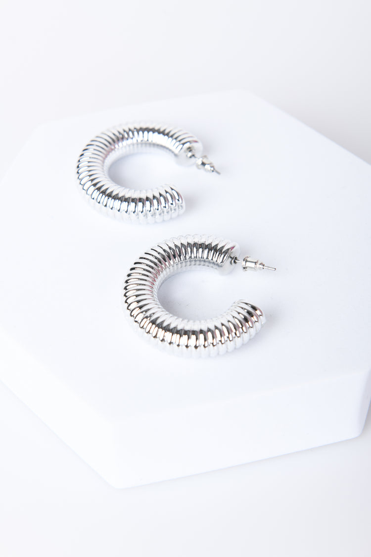 Orecchini a semicerchio zigrinato