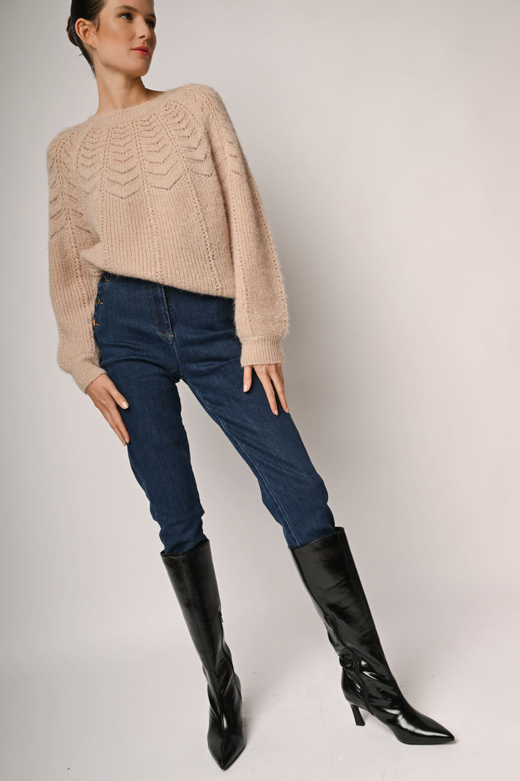 Jeans con bottoni sulle tasche