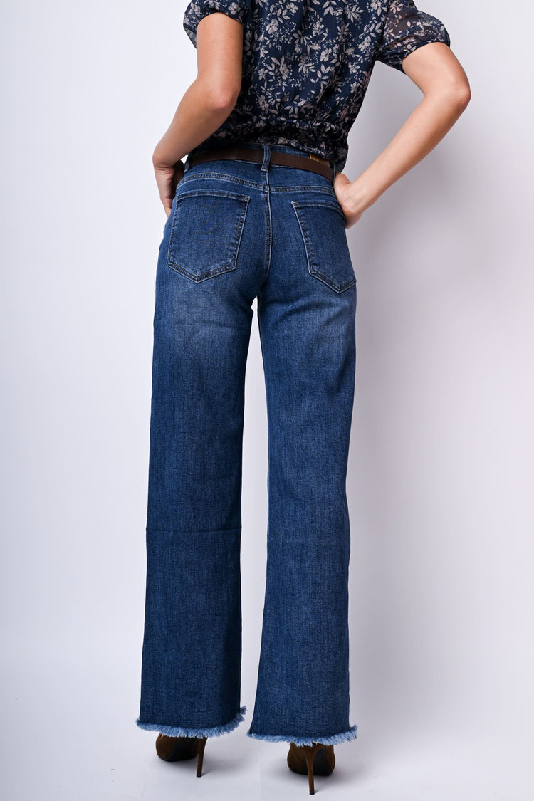 Jeans con cintura e orli sfrangiati