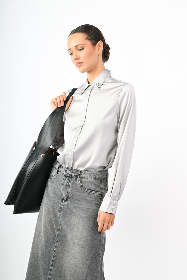 Camicia in raso con colletto gioiello